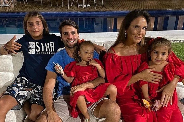 Ivete Sangalo com o marido, Daniel Cady, e os filhos Marcelo, Helena e Marina (Foto: Reprodução/Instagram)