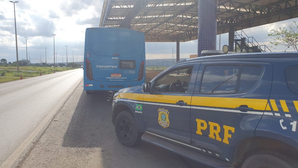 Ônibus em posto da PRF na BR-070, em Ceilândia, no DF, após denúncia de importunação sexual — Foto: PRF/Divulgação