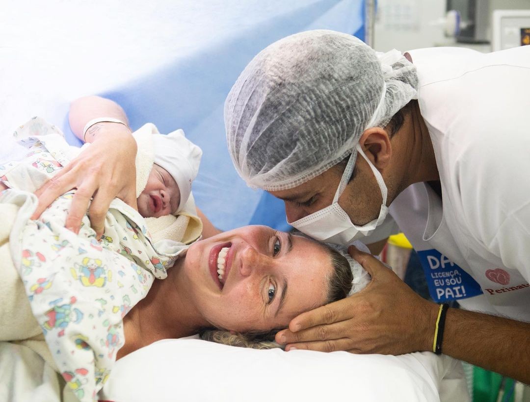Debby Lagranha posa com marido, Leandro Franco, e filho recém-nascido, Arthur (Foto: Bruna Pasqualine)
