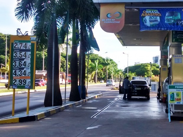 GDF paga R$ 3,53 por litro de gasolina e associação cobra explicações