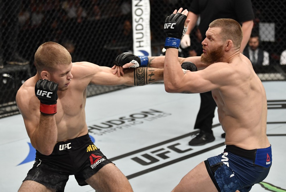 Jake Matthews acerta golpe de encontro em Emil Meek no UFC Auckland — Foto: Getty Images