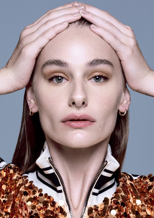 Izabele Previatti (Mega Models) usa brincos La Chica de Oro e jaqueta Dolce & Gabbana (Foto: Hugo Toni)