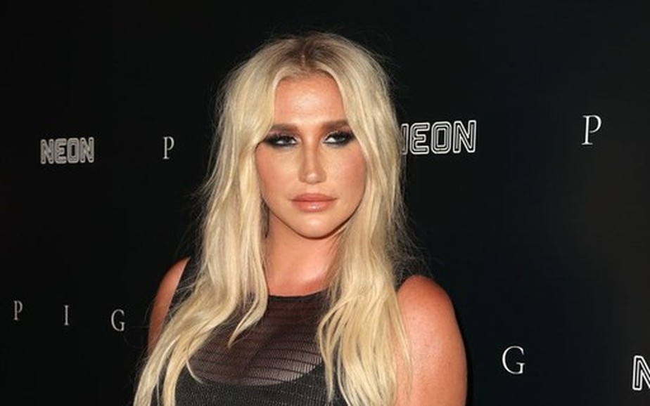 O vestido transparente usado por Kesha na estreia de 'Pig' é tudo que a internet consegue pensar