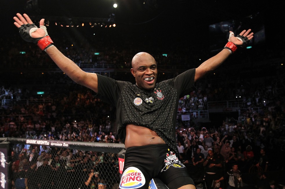 Anderson Silva na vitória contra Yushin Okami, no UFC 134, no Rio de Janeiro — Foto: Al Bello/Zuffa LLC/Zuffa LLC