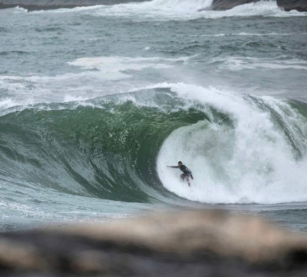 Caio Ibelli surfando — Foto: Reprodução / Instagram