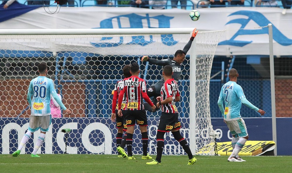 Atuação de Sidão contra o Avaí irrita torcida do São Paulo nas redes