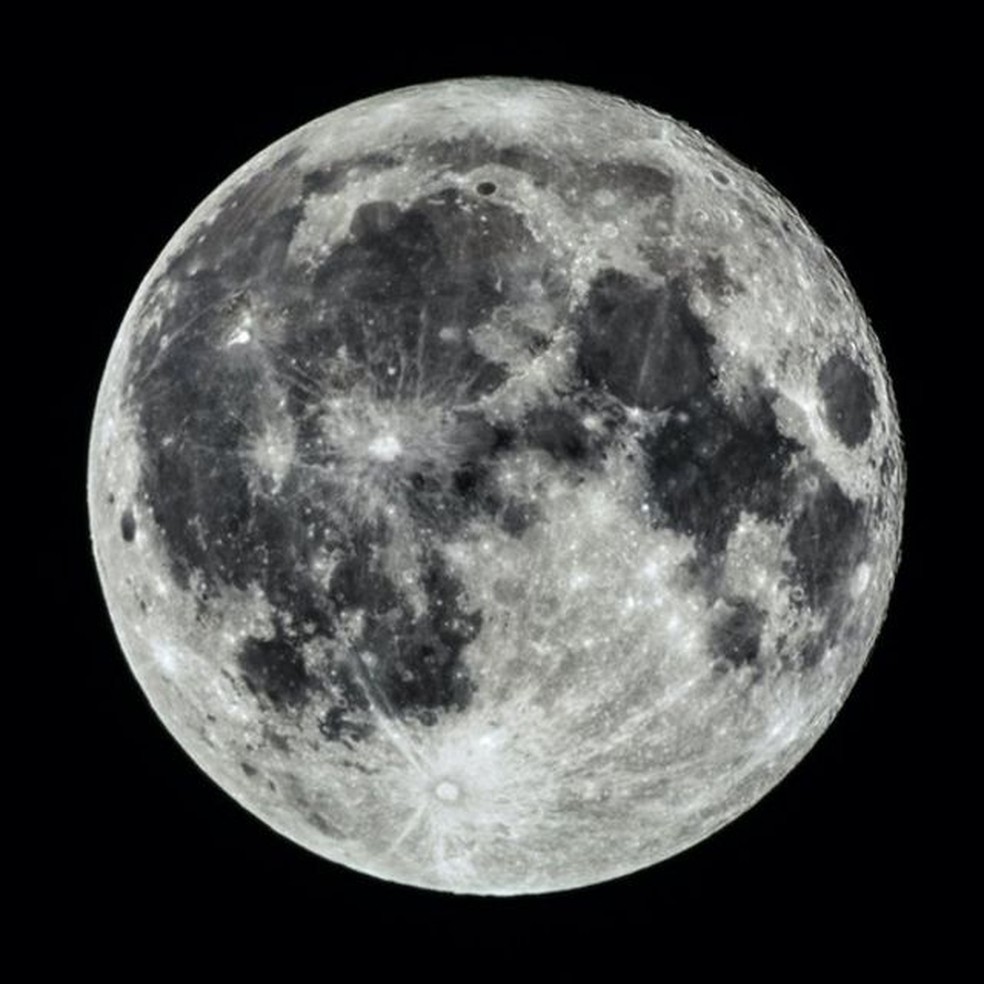 Platão e Isaac Newton também têm crateras na Lua com seus nomes — Foto: Getty Images via BBC