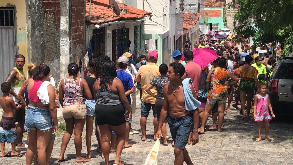 Filas registradas na distribui&ccedil;&atilde;o de peixe na semana santa em M&atilde;e Luiza &mdash; Foto: Kleber Teixeira/Inter TV Cabugi
