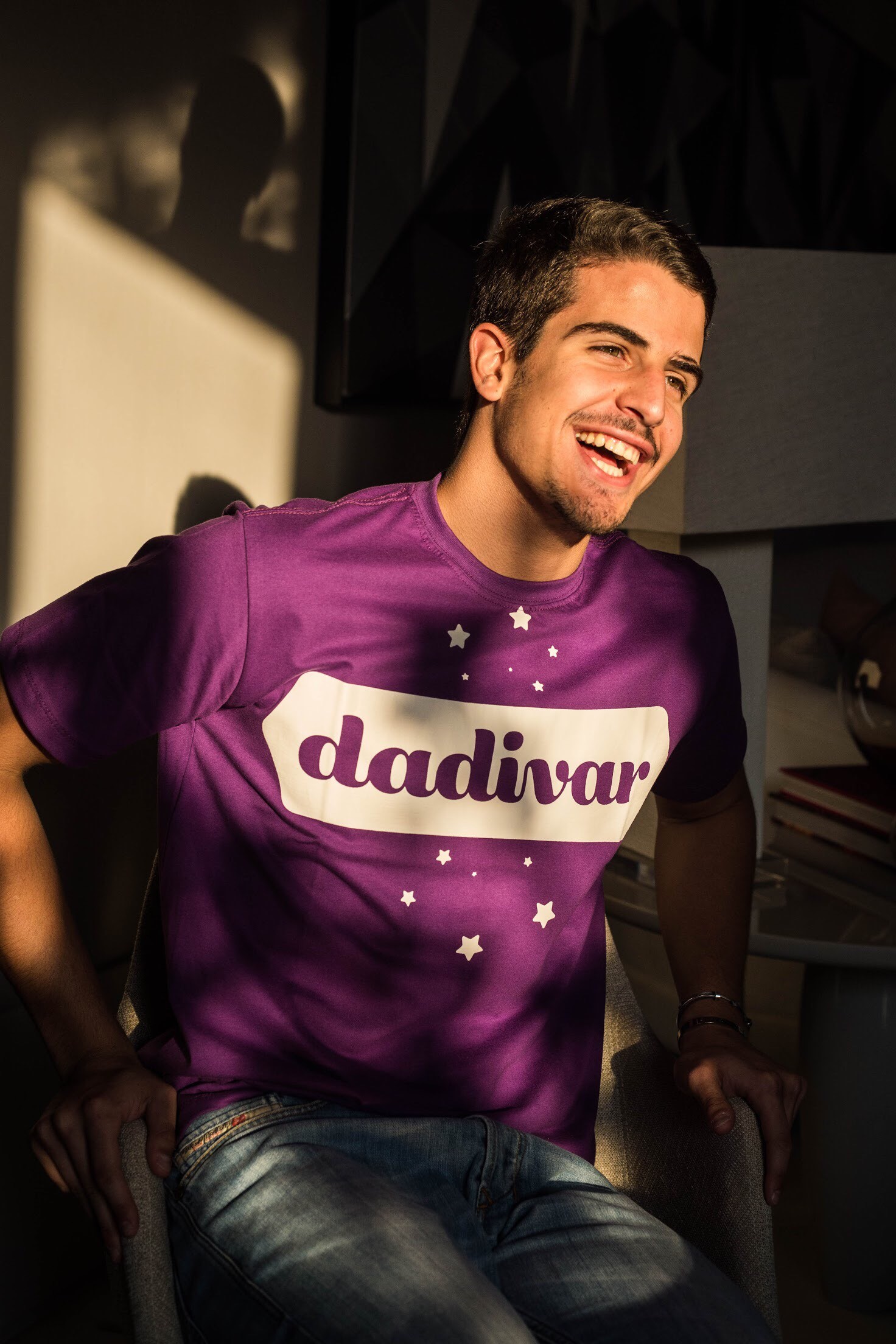 Enzo veste a camisa da Dadivar, seu novo empreendimento social (Foto: Divulgação)