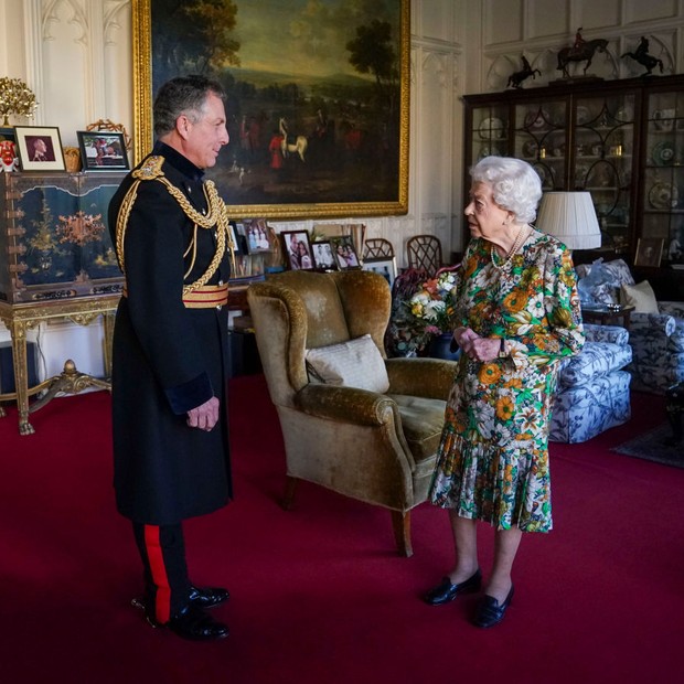 WINDSOR, ENGLAND - NOVEMBER 17: Queen Elizabeth II receives General Sir Nick Carter, Chief of the Defence Staff, during an audience in the Oak Room at Windsor Castle on November 17, 2021 in Windsor, England. General Sir Nick is relinquishing his role as t (Foto: Getty Images)