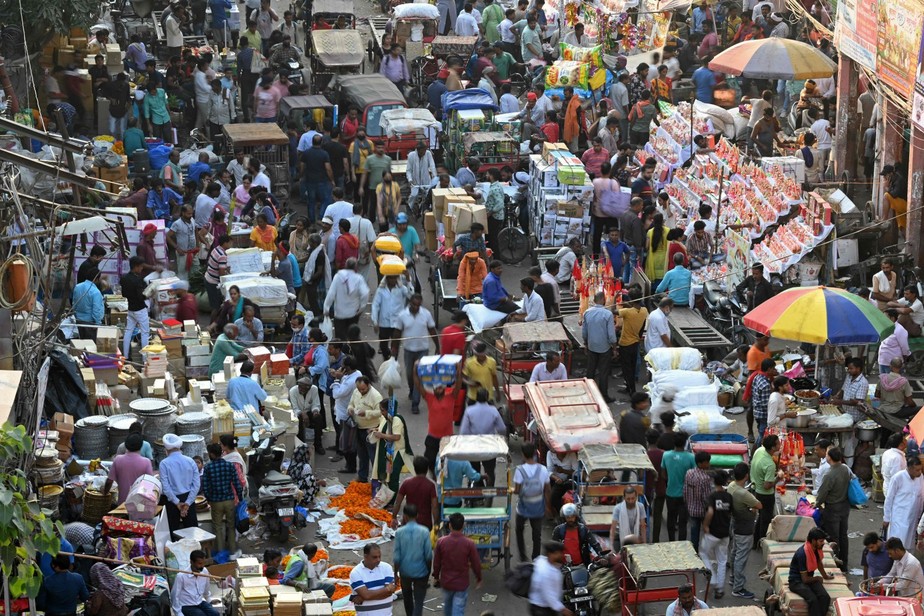 Moradores se aglomeram num mercado em Nova Délhi, na Índia: cidade estará entre as mais populosas em 2100