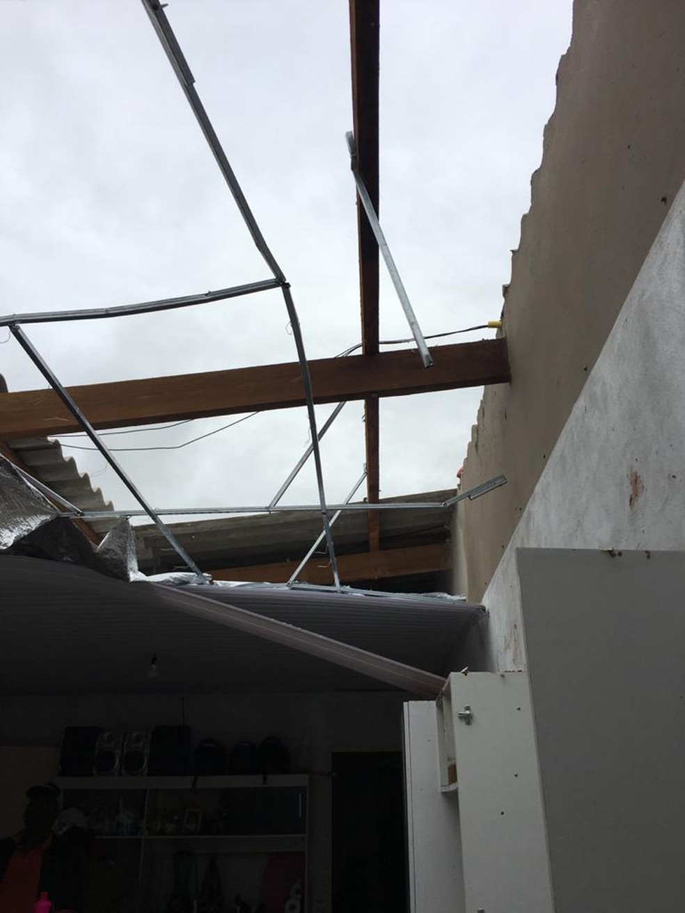 Temporal destelhou residências em Pracinha — Foto: Prefeitura