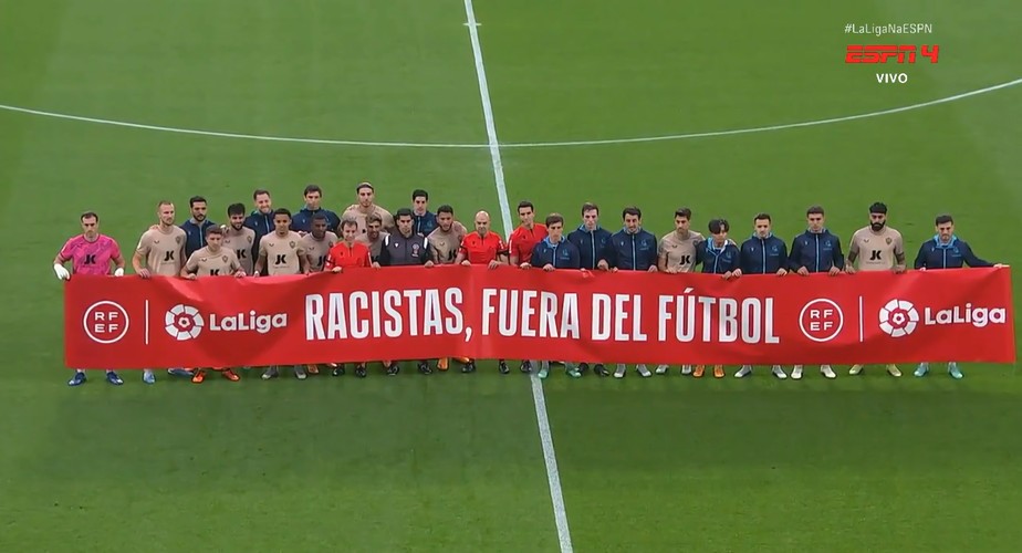 Jogadores protestam após novo caso de racismo contra Vini Jr. no campeonato espanhol