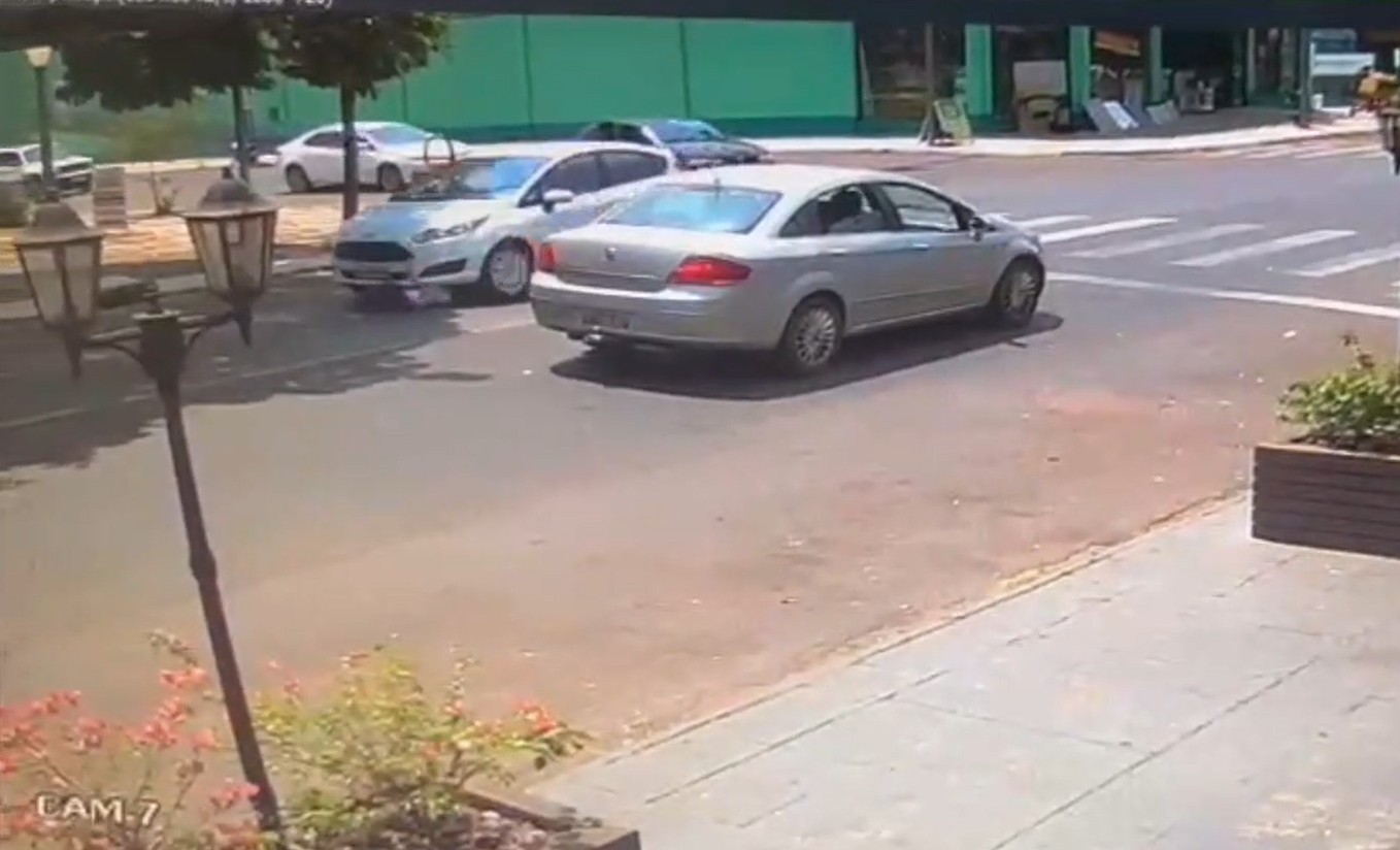 VÍDEO: Criança é atropelada e arrastada ao atravessar faixa de pedestre em Loanda