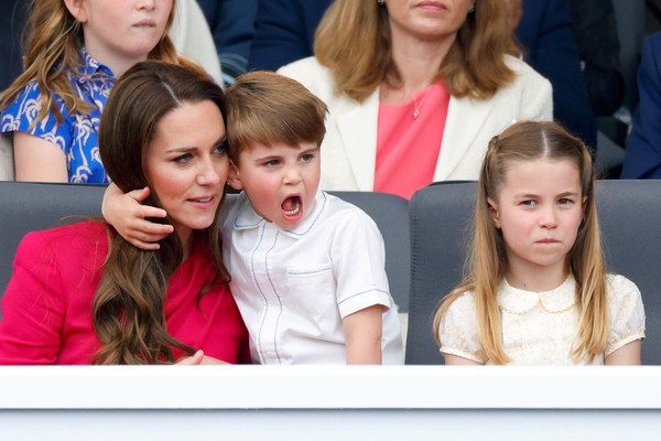 A duquesa Kate Middleton na companhia dos dois filhos mais novos, Príncipe Louis e Princesa Charlotte (Foto: Getty Images)