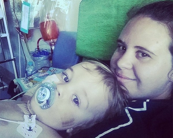 Chantelle mostra momento com o filho Seth no hospital (Foto: Reprodução/ Facebook)