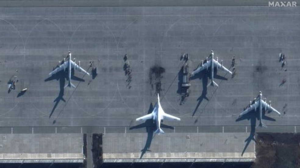 Esta imagem de satélite mostra bombardeiros estratégicos na base aérea russa de Engels, na região de Saratov, que foi atacada na segunda-feira por drones ucranianos. — Foto: Maxar Technologies via Reuters