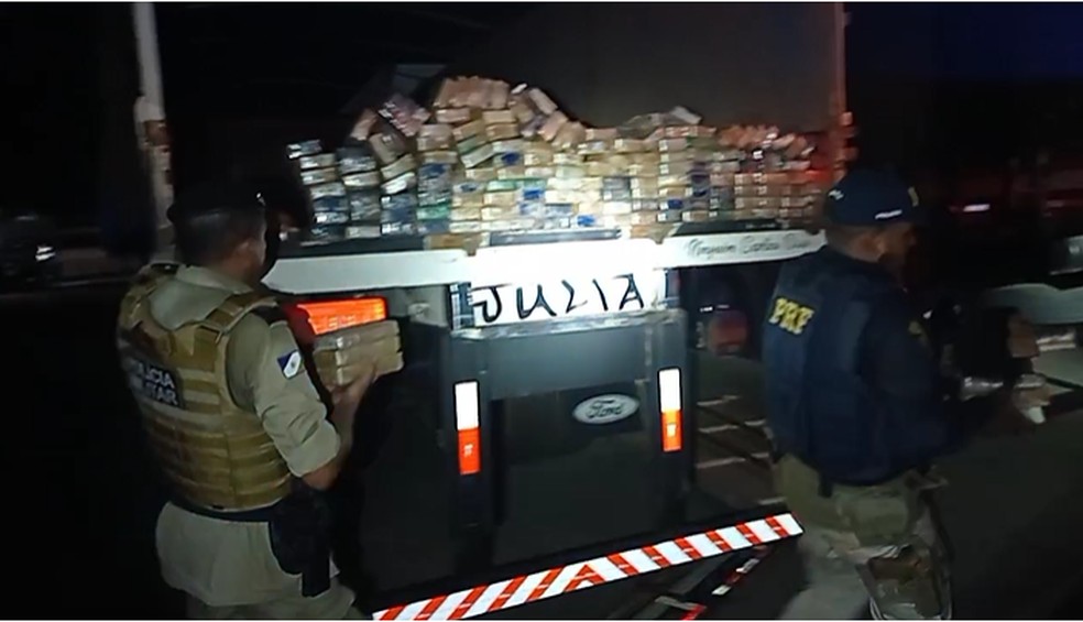 Droga foi apreendida e levada para delegacia — Foto: PRF/Reprodução