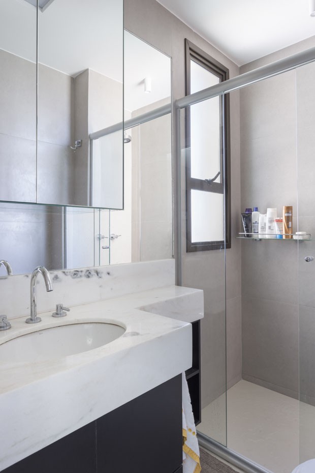 Espelhos e marcenaria esperta valorizam apartamento de 50 m² (Foto: Osvaldo Castro)