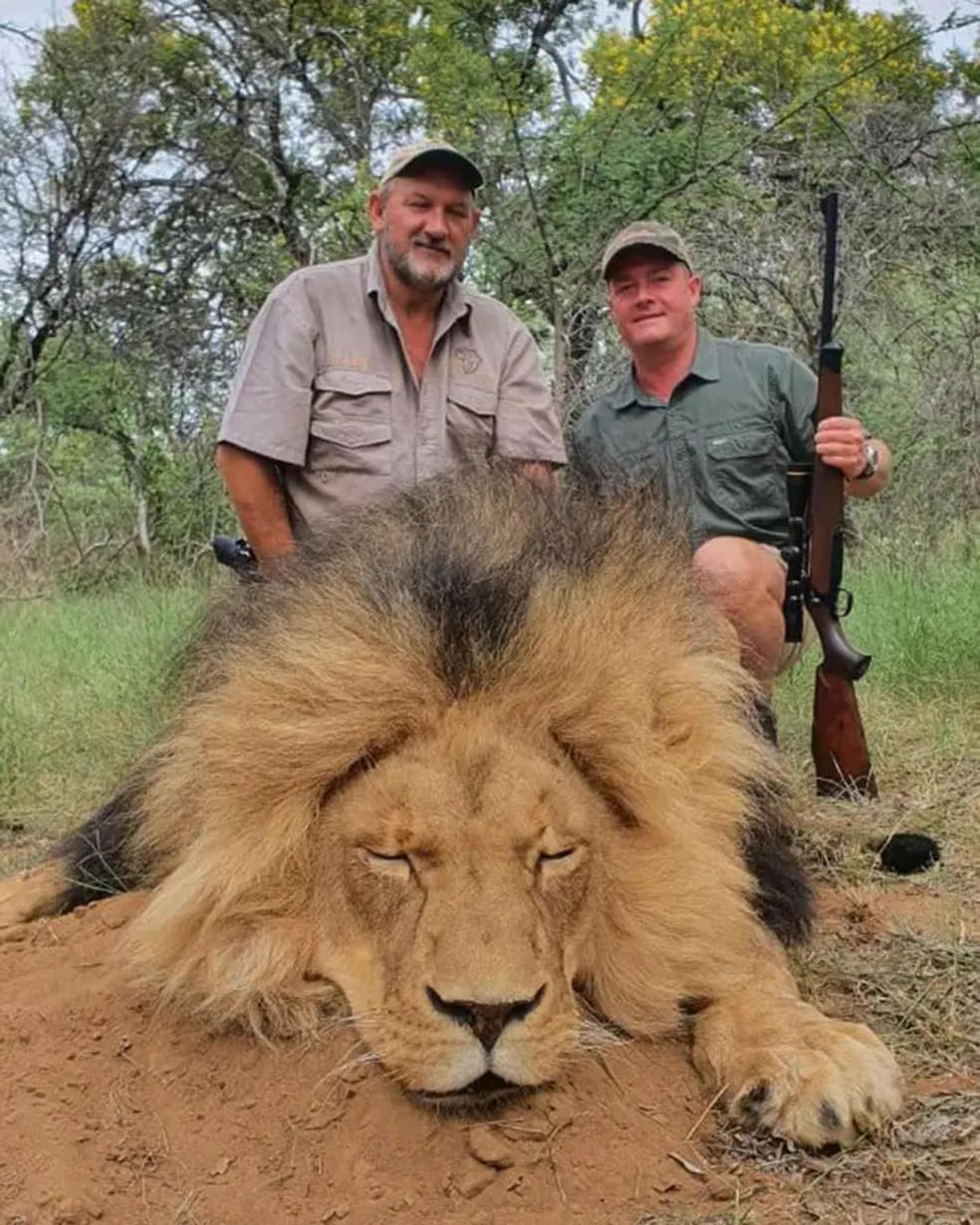 Dono de uma empresa de caça na África, Riaan (à esquerda) compartilhava na internet imagens de seus "troféus" mortos — Foto: Facebook/Riann Naude