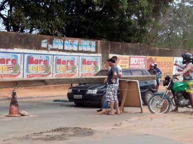 Poste tingiu carro que estava estacionado (Foto: Marcial Lima/TV Mirante)