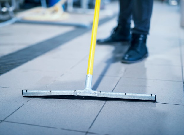 A impermeabilização é o primeiro passo para garantir que o piso não fique úmido (Foto: Freepik / @aleksandarlittlewolf / Creative Commons)