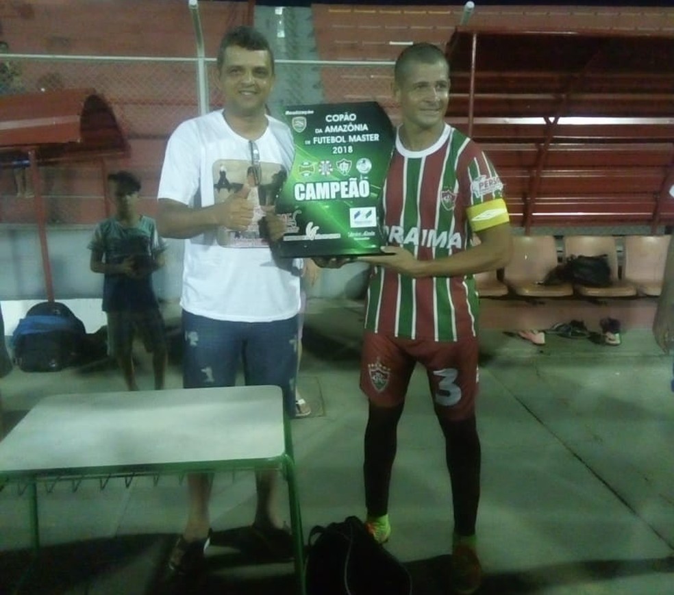 Manel, capitão do Atlético Roraima Master, com o troféu de campeão (Foto: Arquivo Pessoal)