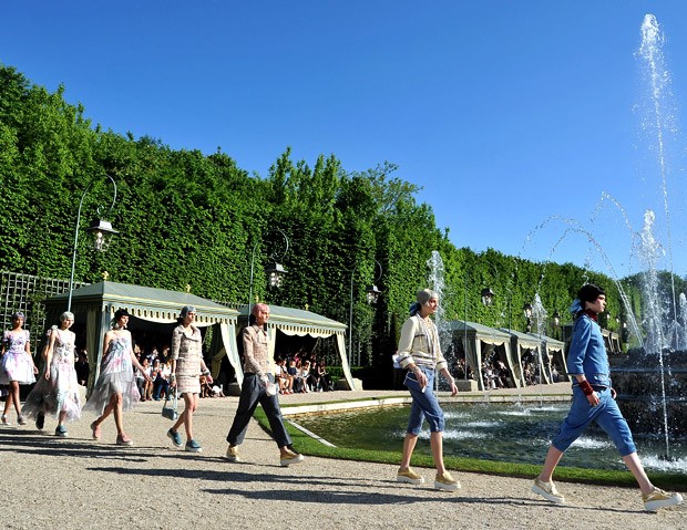 O desfile mais recente de resort da Chanel, apresentado nos jardins do Palácio de Versalhes, em maio de 2012 (Foto: Getty Images)