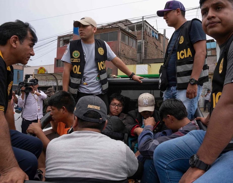 Manifestantes sendo levados para a prisão após operação na Universidade de São Marcos, em Lima, no último sábado