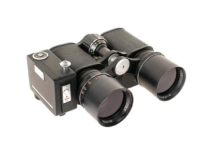 Câmera em formato de binóculos permite fotografar a longas distâncias (Foto: Divulgação)
