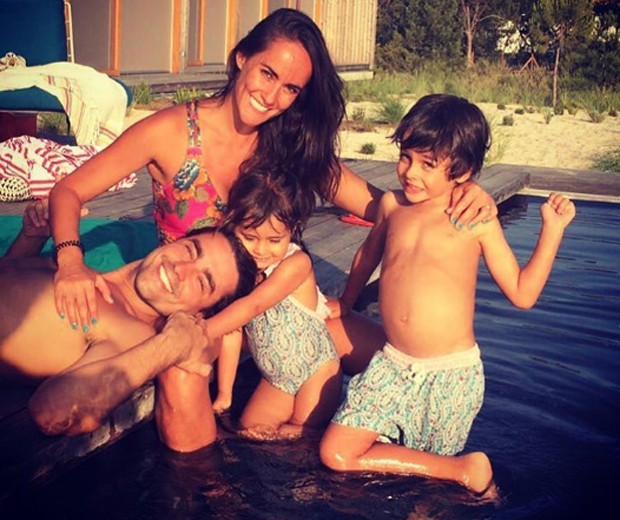 Ricardo Pereira com a mulher, Francisca Pinto, e os filhos, Francisca e Vicente (Foto: Reprodução/Instagram)