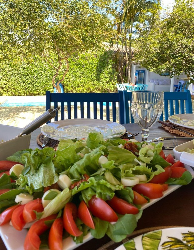 Isis Valverde mostra almoço na Bahia (Foto: Reprodução/Instagram)