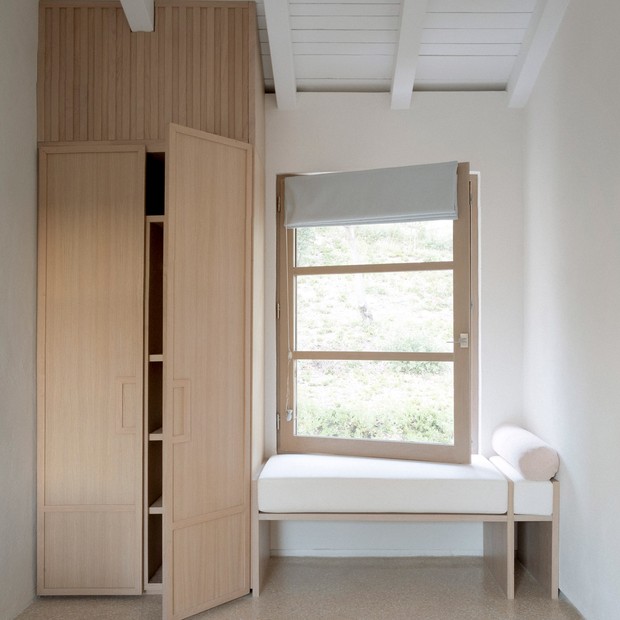 Décor do dia: quarto com escritório tem estilo minimalista e madeira clara (Foto: Simone Bossi)