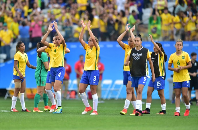 Torcida aplaude Brasil x Canadá (Foto: Marcos Ribolli)