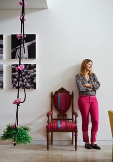 No apartamento da designer de interiores Silvia Cavalcanti, o balanço Swing With The Plants, da Droog, traz charme e cor para a sala