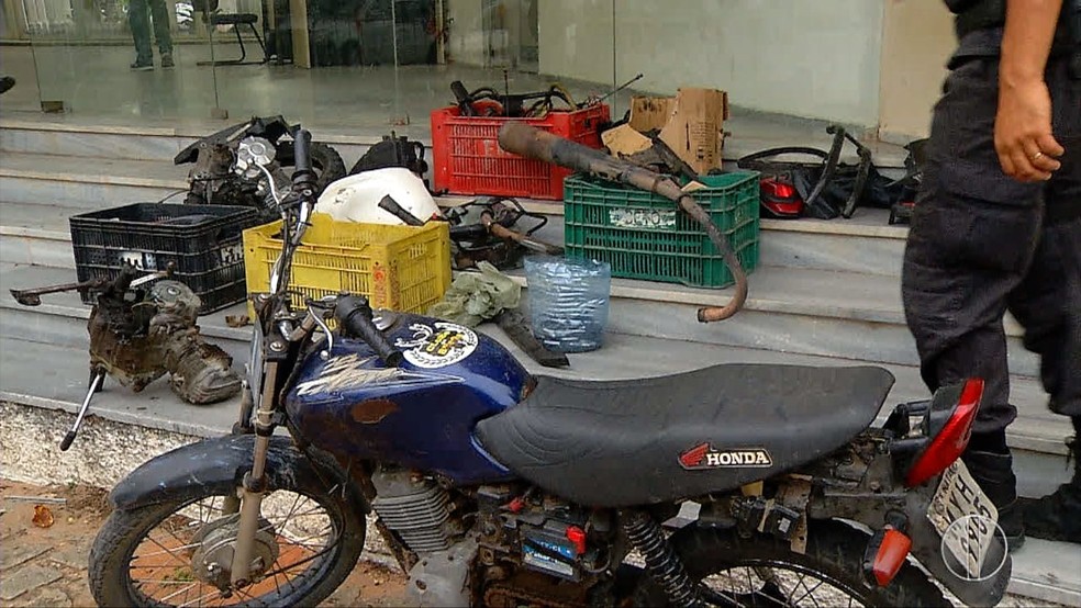 Polícia conseguiu identificar peças de pelo menos três motocicletas roubadas. — Foto: Reprodução Inter TV Cabugi.