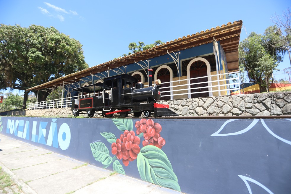 O Papai Noel vai chegar a Praça do Trem em Rocha  Leão, comunidade rural de Rio das Ostras. — Foto: Jorge Ronald