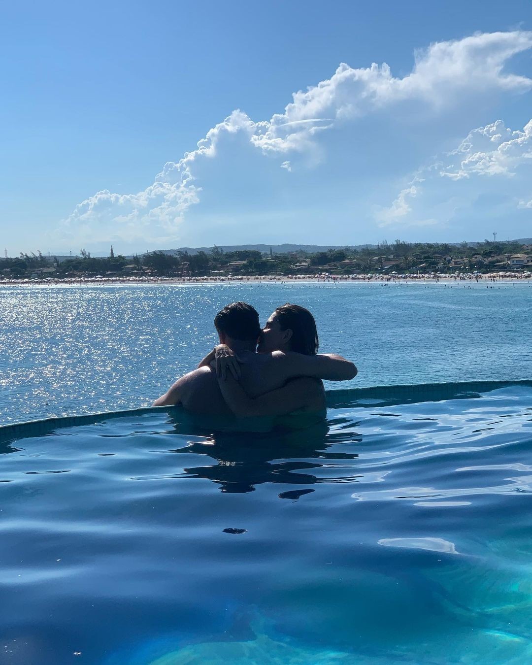 Mariana Goldfarb e Cauã Reymond curtem domingo em cenário paradisíaco (Foto: Reprodução/Instagram)