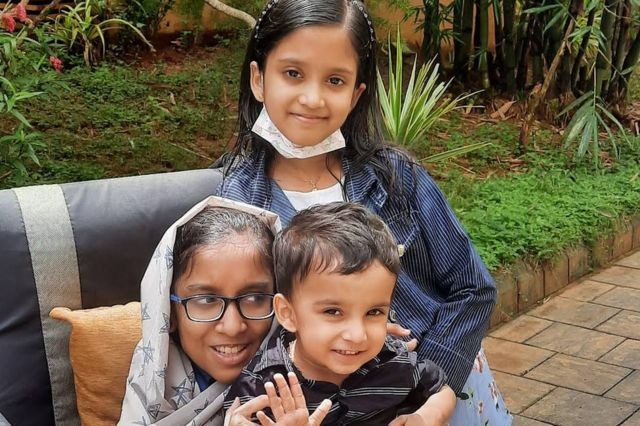 Afra adorava passar o tempo com seu irmão Muhammed e sua irmã Anzila (Foto: AFRA RAFEEQ/YOUTUBE)