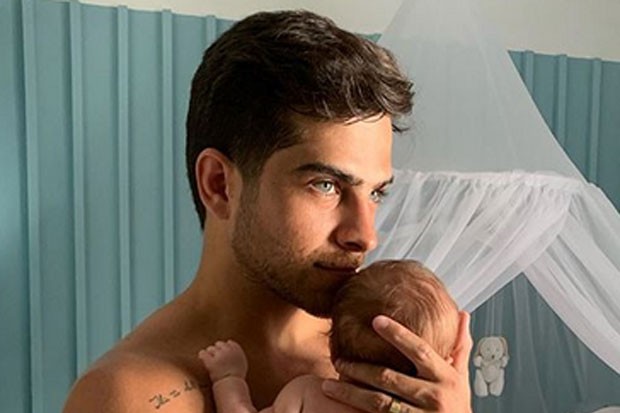 Bernardo Mesquita com o filho, Bento (Foto: Reprodução/Instagram)