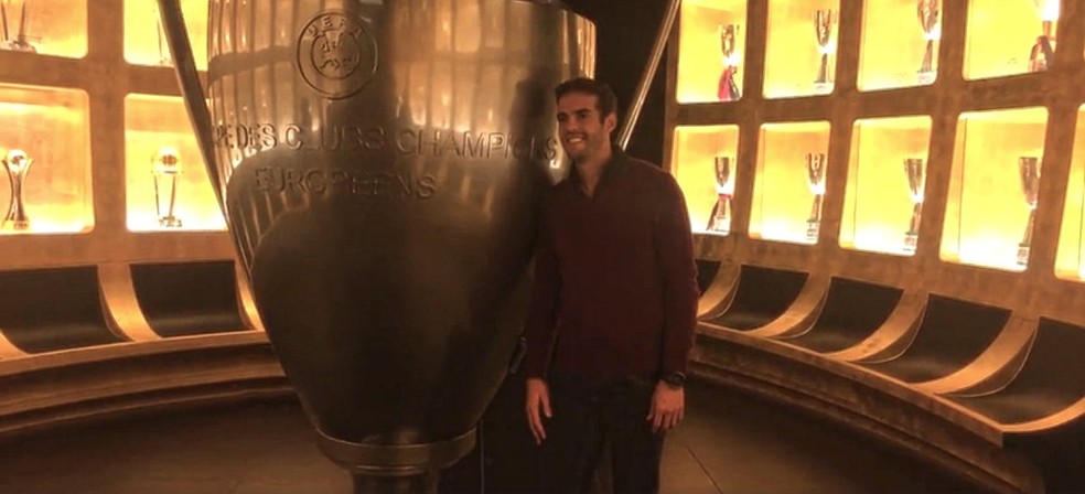 Kaká volta ao Milan para compromissos comerciais (Foto: Reprodução / Twitter)