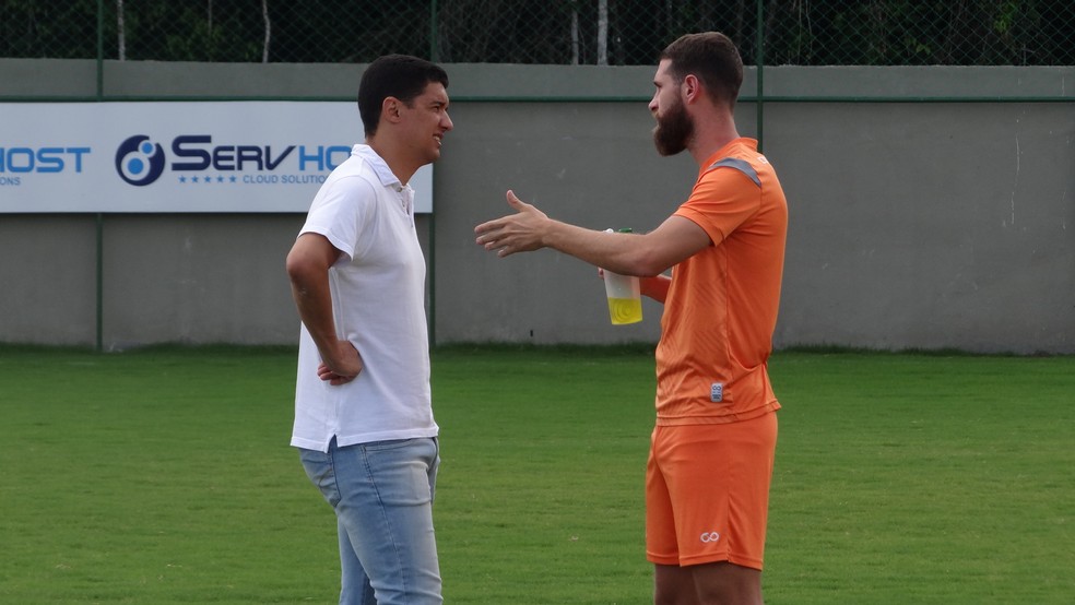 Danny Morais, capit&atilde;o do time, em conversas com o executivo de futebol, Luciano Sorriso &mdash; Foto: Daniel Gomes