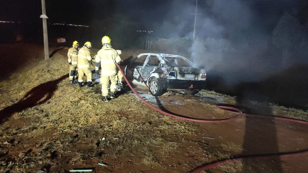 Carro pega fogo em rodovia de Brazlândia, no DF — Foto: CBMDF/Divulgação