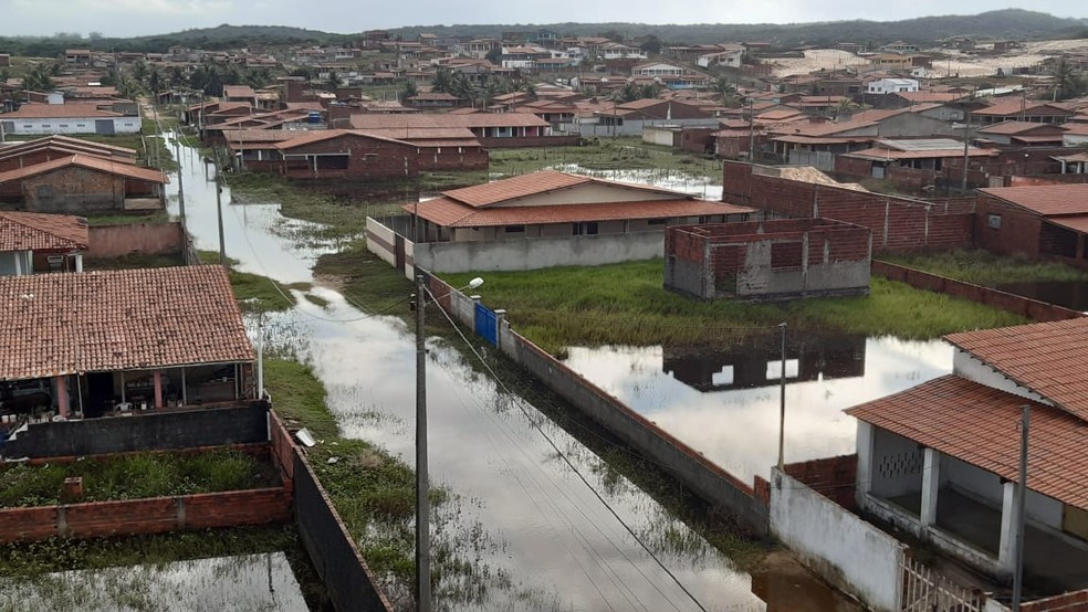 Moradores voltam a enfrentar alagamentos um mês depois de situação de emergência — Foto: Sérgio Henrique Santos/Inter TV Cabugi