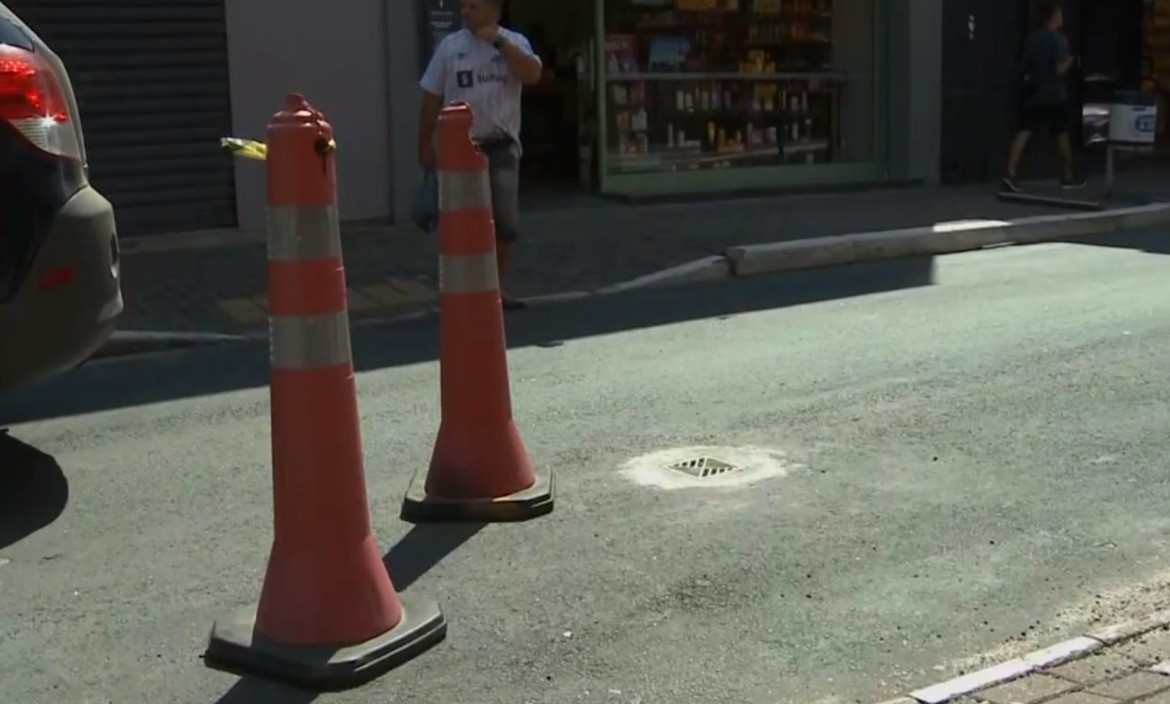 Prefeitura instala ralos de banheiro em rua na região central de Lorena; comerciantes reclamam