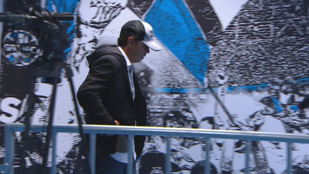 Marcelo Gallardo foi ao vestiário do River Plate mesmo punido contra o Grêmio — Foto: Reprodução / SporTV