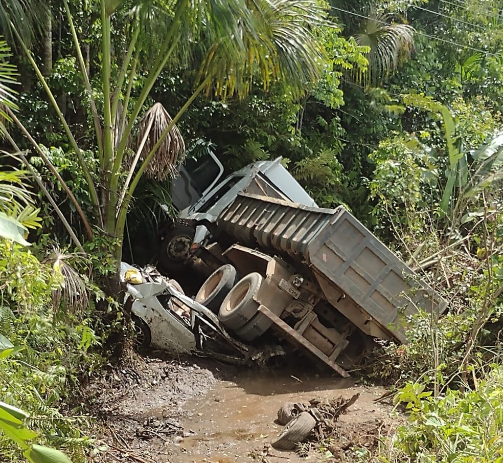 Colisão entre carro e caçamba no Pará — Foto: Reprodução