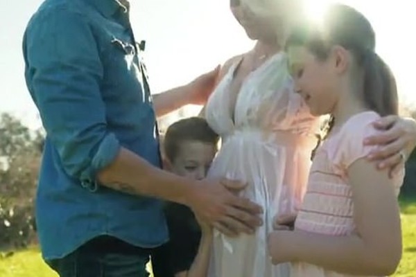 O músico Granger Smith, a esposa e os filhos no vídeo em que anunciaram a nova gestação (Foto: Instagram)
