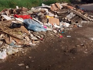 Lixo está há mais de um mês no local  (Foto: Edilma Maria da Penha/VC no G1)