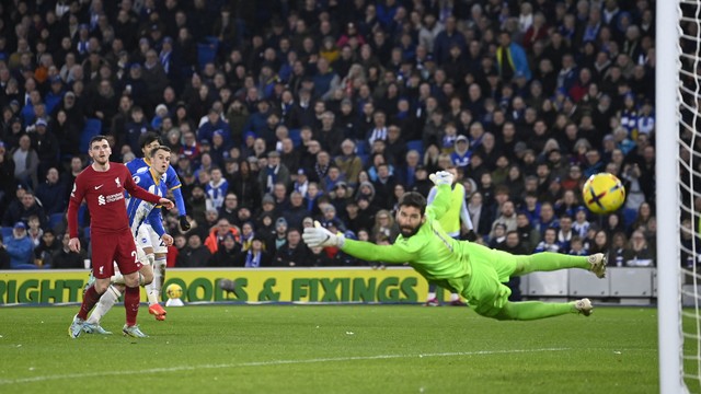 March finaliza de canhota, e Alisson acompanha a bola entrar na rede do Liverpool, no segundo gol do Brighton
